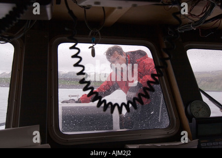 Ein Portrait eines Mannes auf einem Fischerboot in den Aleuten Alaska Stockfoto