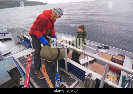 Ladehilfsmittel in einem Skiff in den Aleuten in Alaska Stockfoto