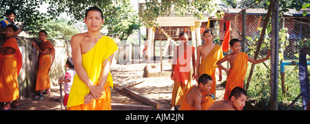 Buddhistische Mönche arbeiten, Luang Namtha, Laos Stockfoto