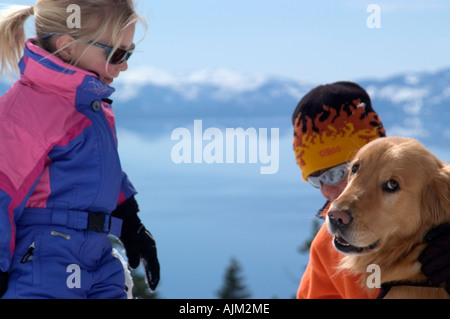 Kinder spielen mit Ski Patrol Hund am Diamond Peak NV Stockfoto