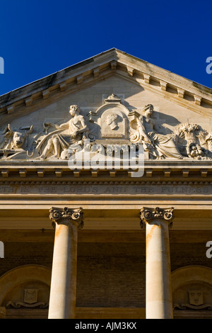 Die Ionischen Portikus auf der Corn Exchange in Bury St Edmunds in Suffolk England UK von Ellis und Woodard entworfen und erbaut 1861-2 Stockfoto