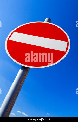 Straßenschild in einer britischen Stadt Treiber kein Eintrag zu einer Straße zu informieren, ist es ein roter Kreis mit weißen horizontalen Streifen in Mitte Stockfoto
