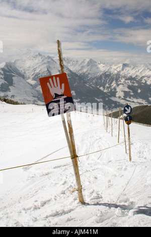 Lawine Warnschild am Schmittemhohe Berg im Zentrum von Zell am See bin zu sehen in den österreichischen Alpen. Stockfoto