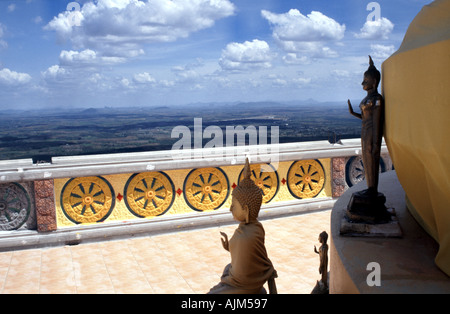 Buddha-Statuen im Tempel neue Hügel oberhalb der Tiger Cave Wat in Krabi in Südthailand Stockfoto