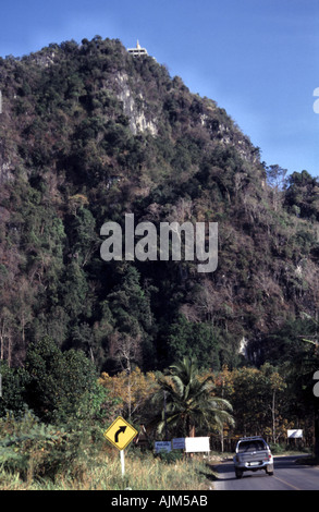 Der Berg, auf dem der neue Tempel über die Tiger Cave Wat in der Nähe von Krabi im Süden Thailands gebaut wurde Stockfoto