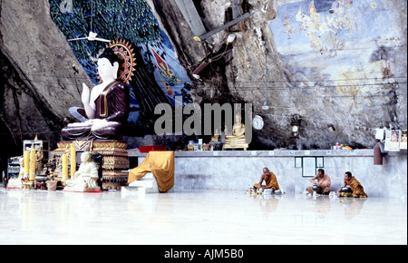 Mönche essen ihre letzte Mahlzeit des Tages in der Tiger Cave Wald Wat in der Nähe von Krabi in Südthailand Stockfoto