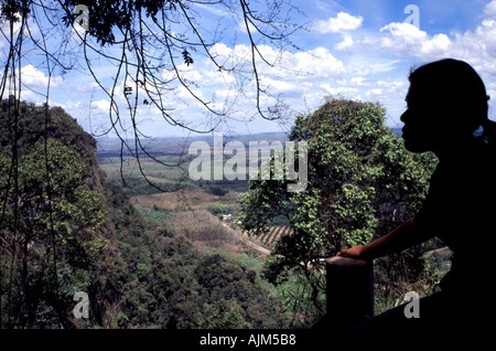 Ebene unter dem neuen Mountain Top Tempel bei Tiger Cave Wat in der Nähe von Krabi in Südthailand Stockfoto