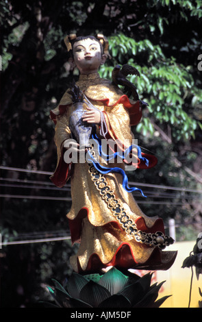 Eine Statue an der Tiger Cave Tempel-Komplex in der Nähe von Krabi in Südthailand Stockfoto