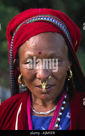 nepalesische Frau trägt Goldschmuck in Nase und Ohren, Nepal, Himalaya Stockfoto