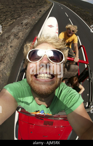 verrückter junge Mann und Freunden in einem Jeep, Spanien, Kanarische Inseln, Lanzarote Stockfoto