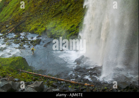 Ein Mann Wandern nur ein Stream unter einem Wasserfall in der Nähe von Mount Hood OR Stockfoto