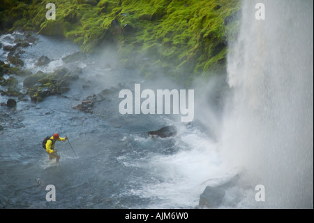 Ein Mann Wandern nur ein Stream unter einem Wasserfall in der Nähe von Mount Hood OR Stockfoto