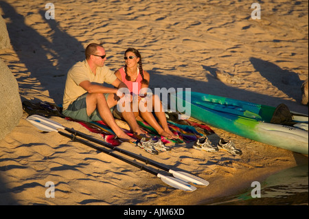 Ein paar sitzt am Strand am Lake Tahoe während Kajak Stockfoto