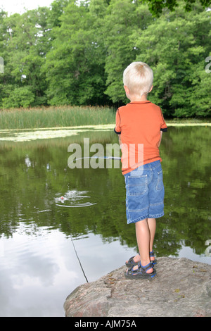 Ein kleiner Junge im Wald pinkeln Stockfoto, Bild 27841762 Alamy