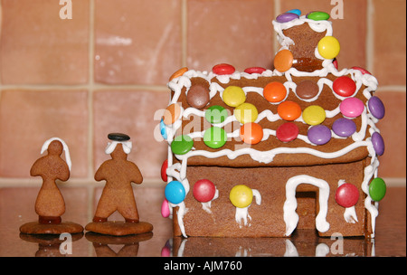 Lebkuchen-Haus als Weihnachtsdekoration Stockfoto