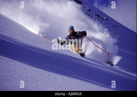 Ein Mann Skifahren Tiefschnee Zuckerdose ca Stockfoto