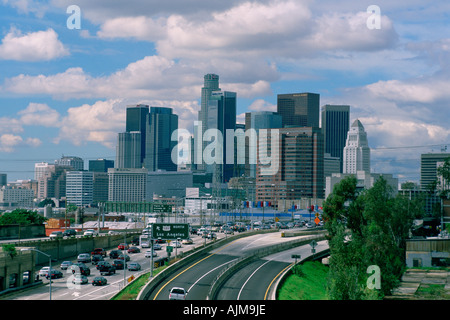 Skyline von Downtown LA mit Verkehr auf der Autobahn 101 gesehen von Boyle Hights Ecke Chavez und angenehmen Los Angeles CA Stockfoto