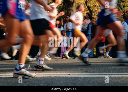 New York Marathon Läufer mit Zuschauern Herbstlaub New York City-NY Stockfoto