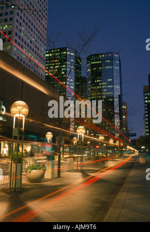 Unscharfe Lichter von beweglichen bus entlang Denver 16. Street Mall CO Stockfoto