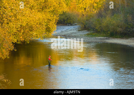 Boise in Idaho. Ein Fliegenfischer wirft in der Boise River an einem schönen Herbst-Abend. Stockfoto