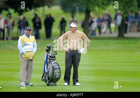 Colin Montgomerie und seinem Caddy warten in der Fahrrinne während der Quinn Direct British Masters Stockfoto