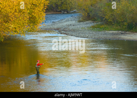 Boise in Idaho. Ein Fliegenfischer wirft in der Boise River an einem schönen Herbst-Abend. Stockfoto