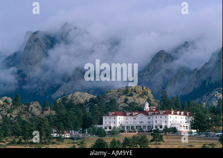 Gewitterwolken umgeben Bergseite über historische Stanley Hotel Estes Park CO Stockfoto