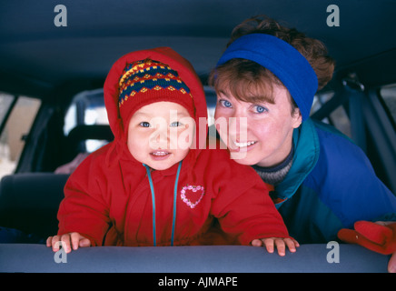 Eine Mutter und Tochter lächelnd, während Sie den Blick die Hintertür eines Fahrzeugs Rocky Mountains CO Stockfoto