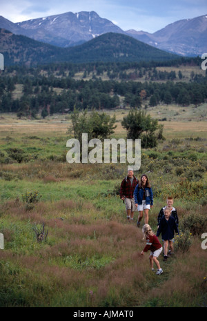 Fünfköpfige Familie Wandern entlang Moraine Park Rocky Mtn Nat l Park CO Stockfoto