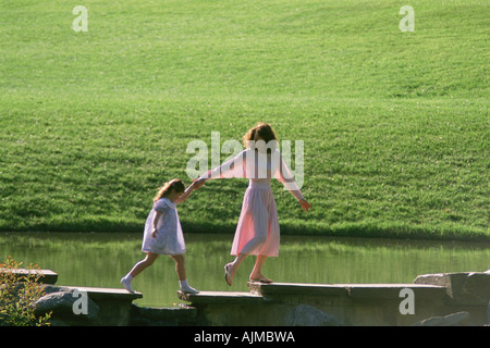 Mutter und Tochter in einem Feld Stockfoto