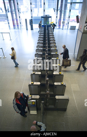 Ticket-Barrieren an der u-Bahnstation London Waterloo Stockfoto