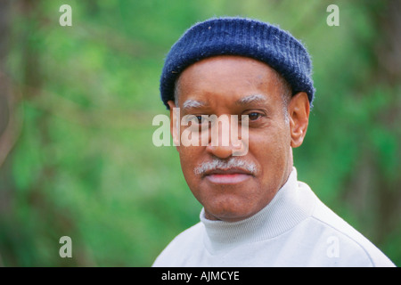 Reifer afroamerikanische Mann mit blauen Strick Mütze Stockfoto