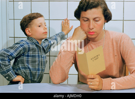 Kleiner Junge und seine Mutter Blick auf sein Zeugnis Stockfoto