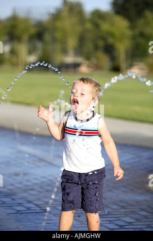 Junge, Trinken von Wasser-Brunnen Stockfoto