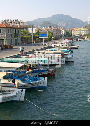 KLEINE BOOTE VOR ANKER IN DER ALTEN HAFENSTADT MARMARIS TÜRKEI Stockfoto