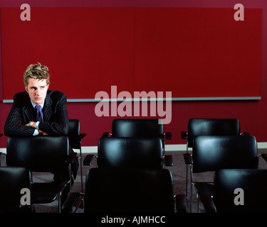 Unternehmer allein im Wohnzimmer Stockfoto