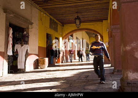 Die Cafés und Geschäfte rund um Jardin Principal der Hauptplatz von San Miguel de Allende, Mexiko Stockfoto