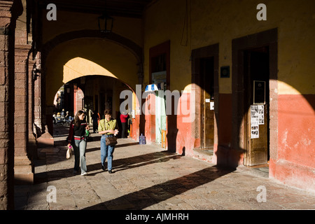 Die Cafés und Geschäfte rund um Jardin Principal der Hauptplatz von San Miguel de Allende, Mexiko Stockfoto