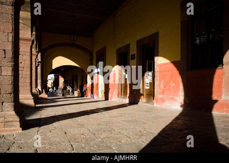 Die Cafés und Geschäfte rund um Jardin Principal der Hauptplatz von San Miguel de Allende, Mexiko Stockfoto