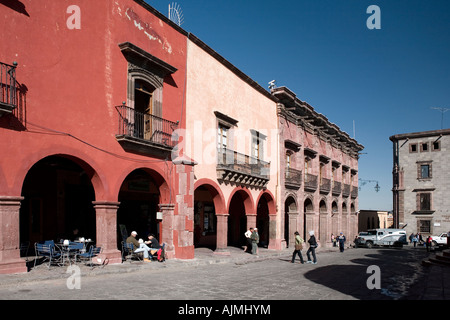 Cafés und Geschäfte rund um Jardin Principal der Hauptplatz von San Miguel de Allende, Mexiko Stockfoto