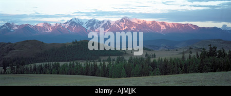 Die Nord-Tschuja reichen bei Sonnenaufgang. Die Kurai Steppe. Altai-Gebirge. Sibirien. Russland Stockfoto