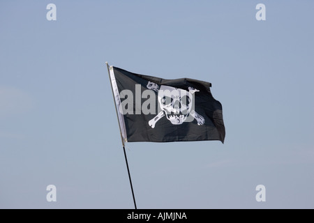 Schwarz Totenkopf Flagge am Strand von Woolacombe Devon UK Stockfoto