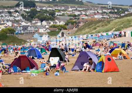 Urlauber mit Zelte Schirme und Windschutz an überfüllten Sandstrand im August Woolacombe Devon UK Stockfoto