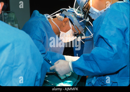 Chirurgen führen Operationen am offenen Herzen am N Y Methodist Hospital in Brooklyn New York Stockfoto