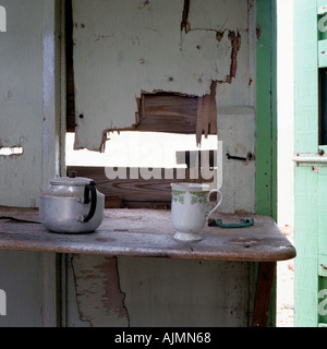 Wasserkocher und Becher auf Regal Stockfoto