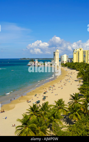 San Juan Puerto Rico Isla Verde Karibik Inseln, berühmten Strand mit Sonnenanbetern, blauer Himmel und Resort-Hotels im Hintergrund, plam Stockfoto