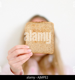 Frau mit Scheibe Quadrat toast Stockfoto