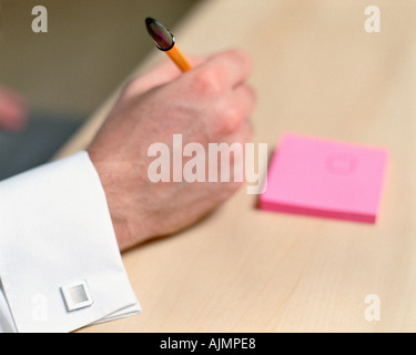 Mann auf quadratischen Pad schreiben Stockfoto