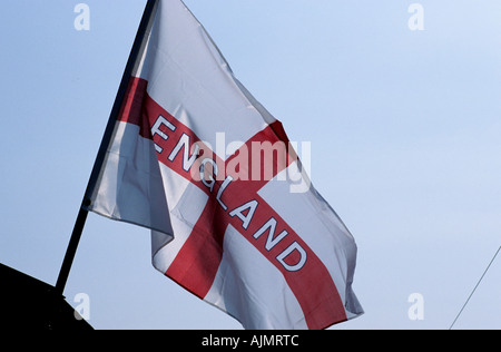 Englische Flagge an einem windigen Tag Stockfoto