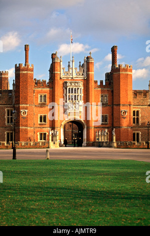 Tudor Architektur Westeingang der Hampton Court Palace in Surrey bei London in England. Stockfoto